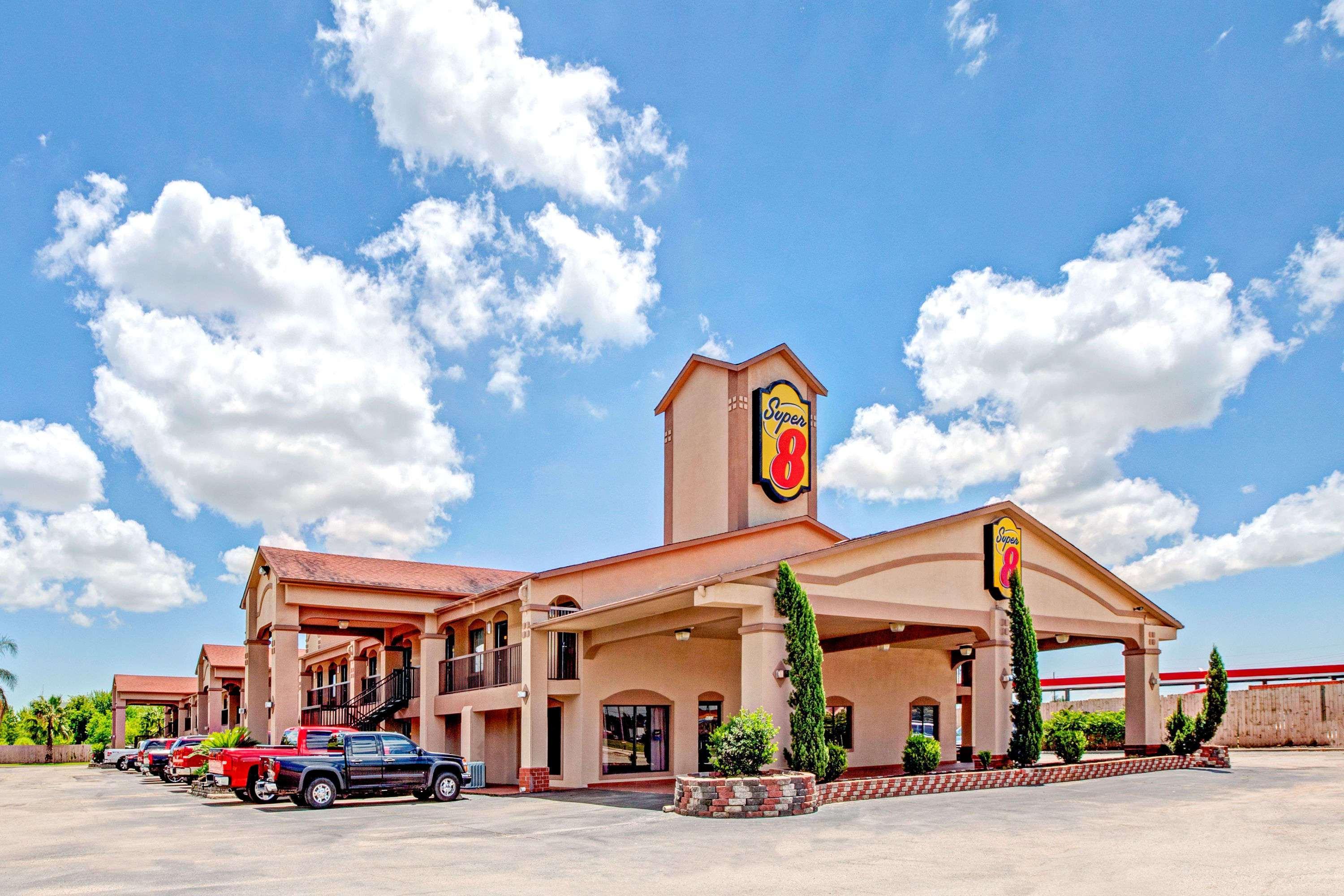 Отель Super 8 By Wyndham Mont Belvieu - Baytown East Экстерьер фото
