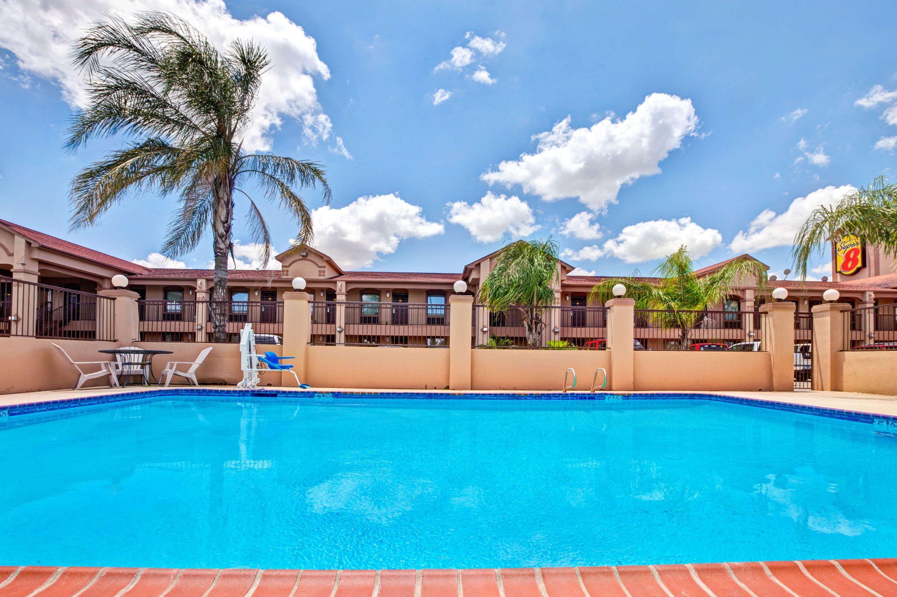 Отель Super 8 By Wyndham Mont Belvieu - Baytown East Экстерьер фото