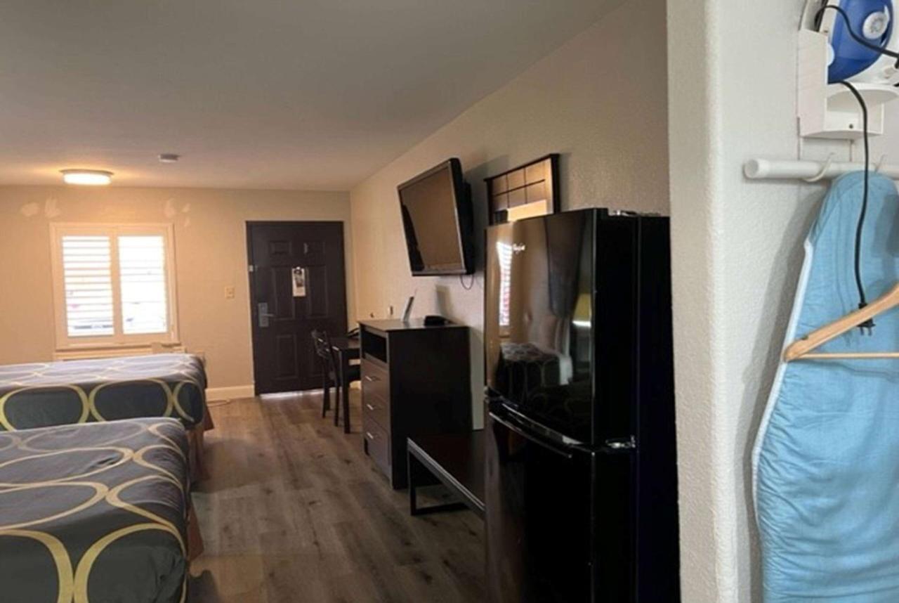 Отель Super 8 By Wyndham Mont Belvieu - Baytown East Экстерьер фото