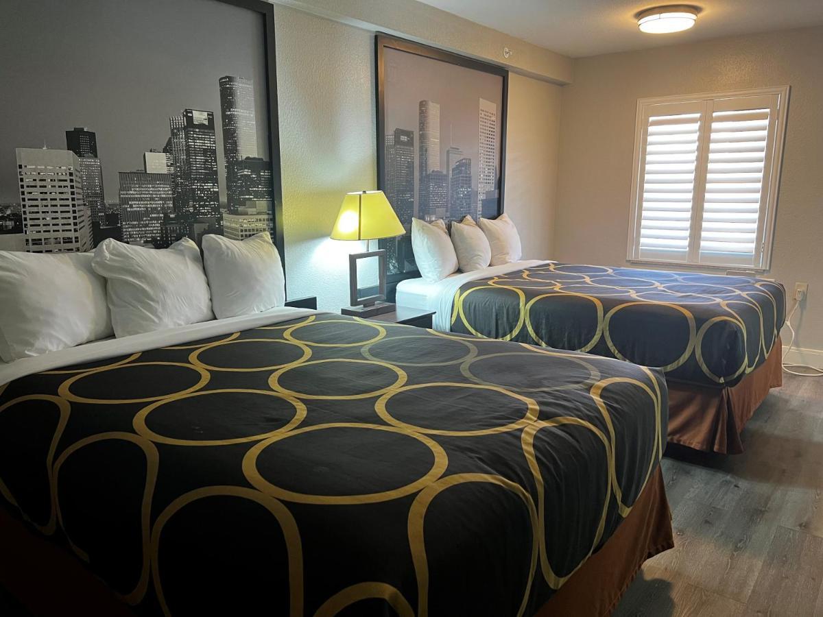 Отель Super 8 By Wyndham Mont Belvieu - Baytown East Экстерьер фото