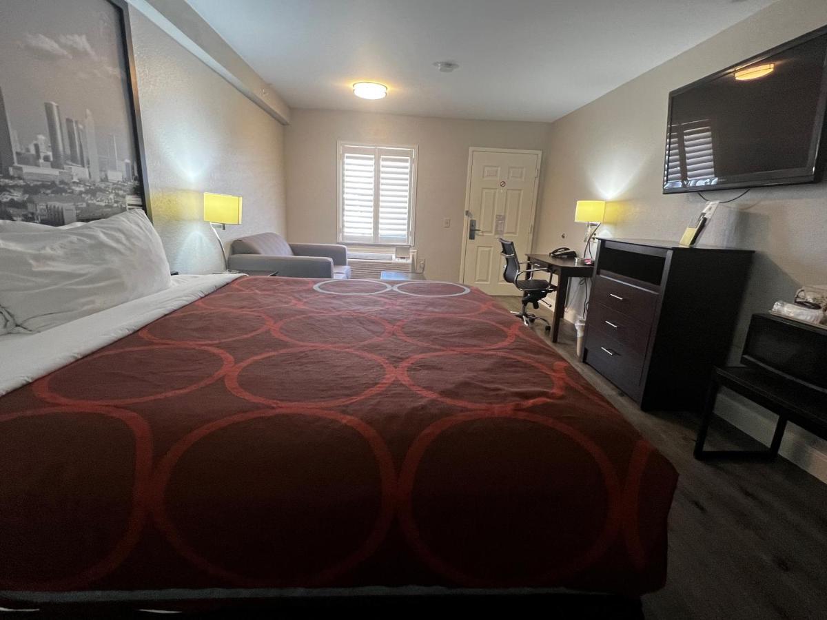 Отель Super 8 By Wyndham Mont Belvieu - Baytown East Экстерьер фото