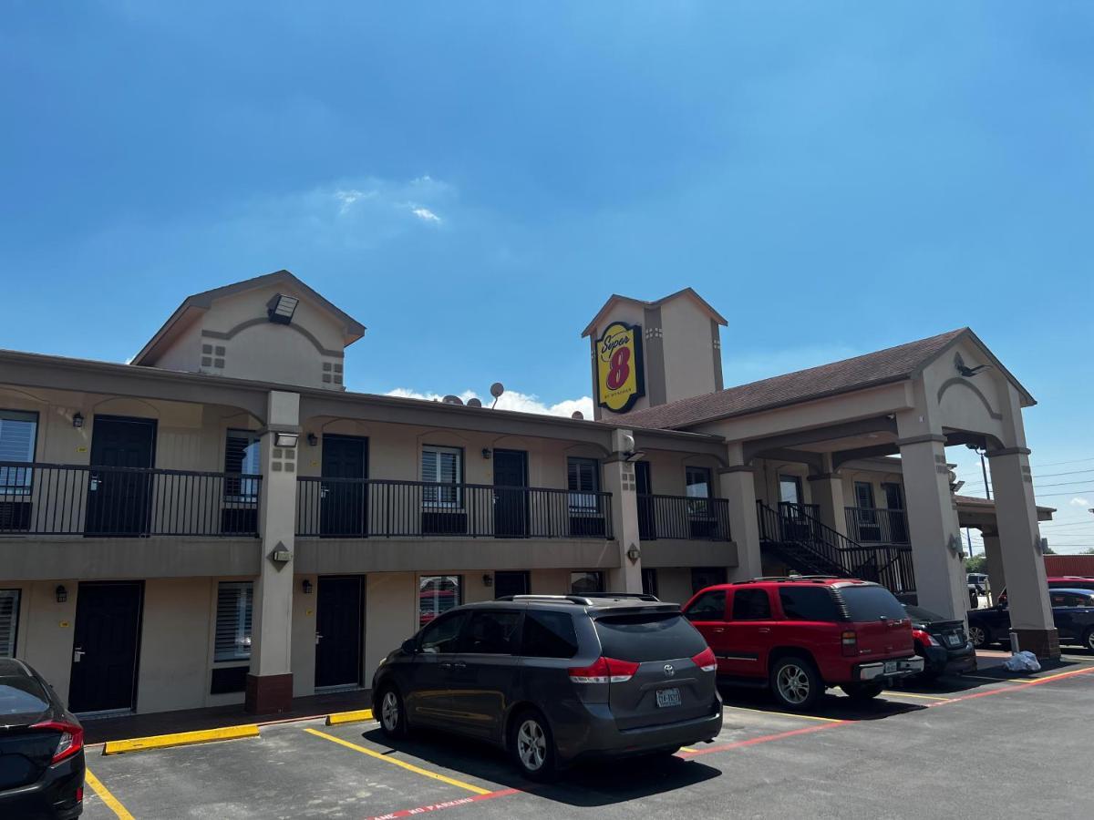 Отель Super 8 By Wyndham Mont Belvieu - Baytown East Экстерьер фото