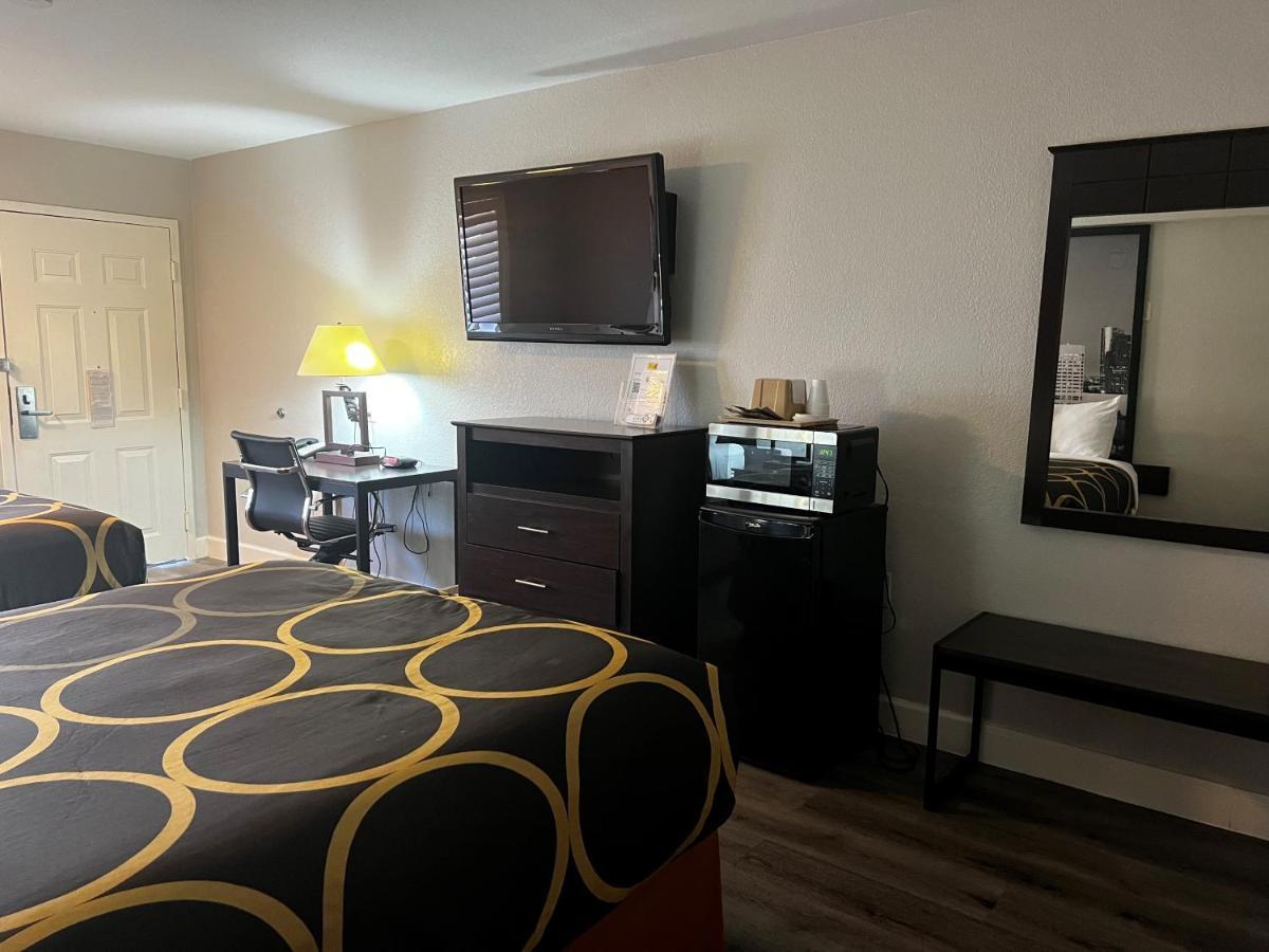 Отель Super 8 By Wyndham Mont Belvieu - Baytown East Экстерьер фото