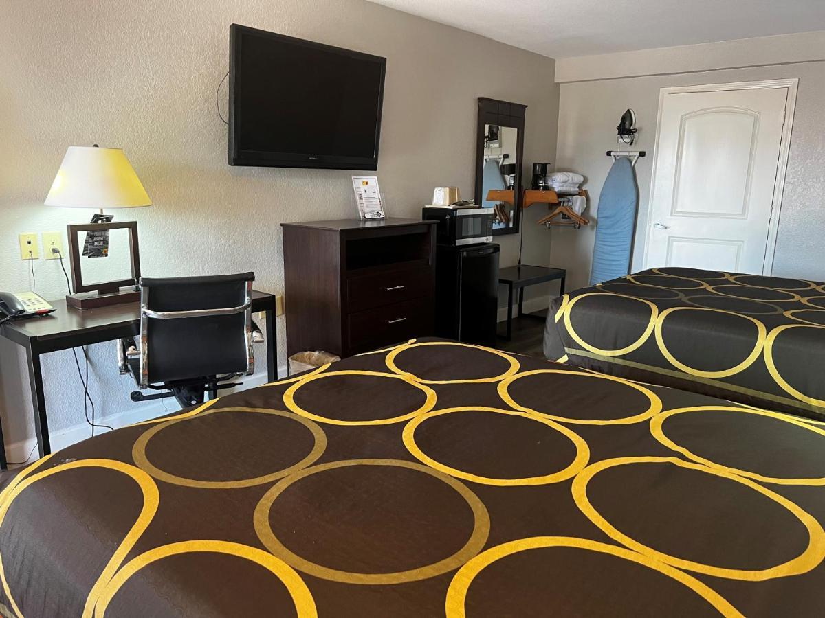 Отель Super 8 By Wyndham Mont Belvieu - Baytown East Экстерьер фото